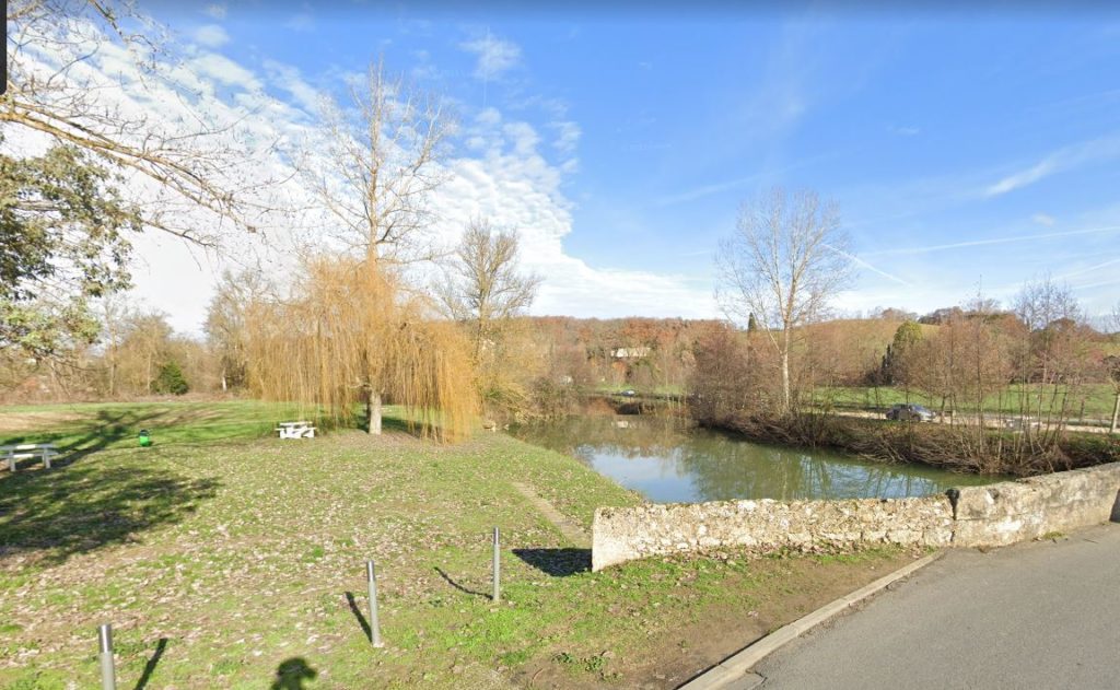 Traversée de la rivière Gers sur la commune de Pavie. La conduite Rives & Eaux du Sud-Ouest passe sous le lit du cours d’eau et sous le parc d’agrément (Pavie). La rivière Gers fait partie du système Neste, dont Rives & Eaux du Sud-Ouest en est le gestionnaire dans le cadre d'une concession d'État.