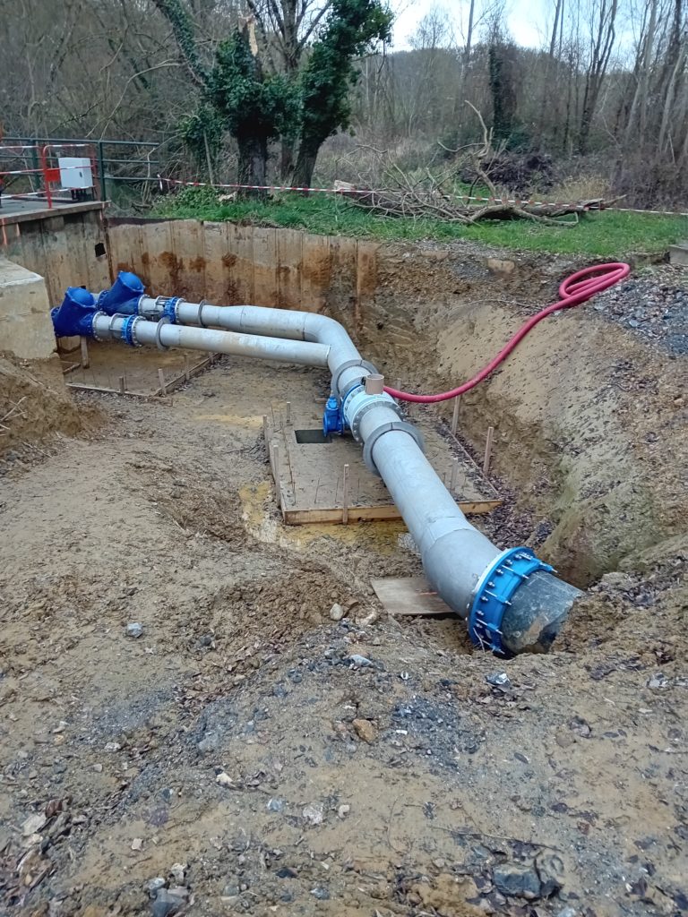 Pose des nouvelles conduites de la prise d'eau dans le Gers, à la station de pompage Masseube-Labarthe gérée par Rives & eaux du Sud-Ouest dans le cadre d'une concession d'état