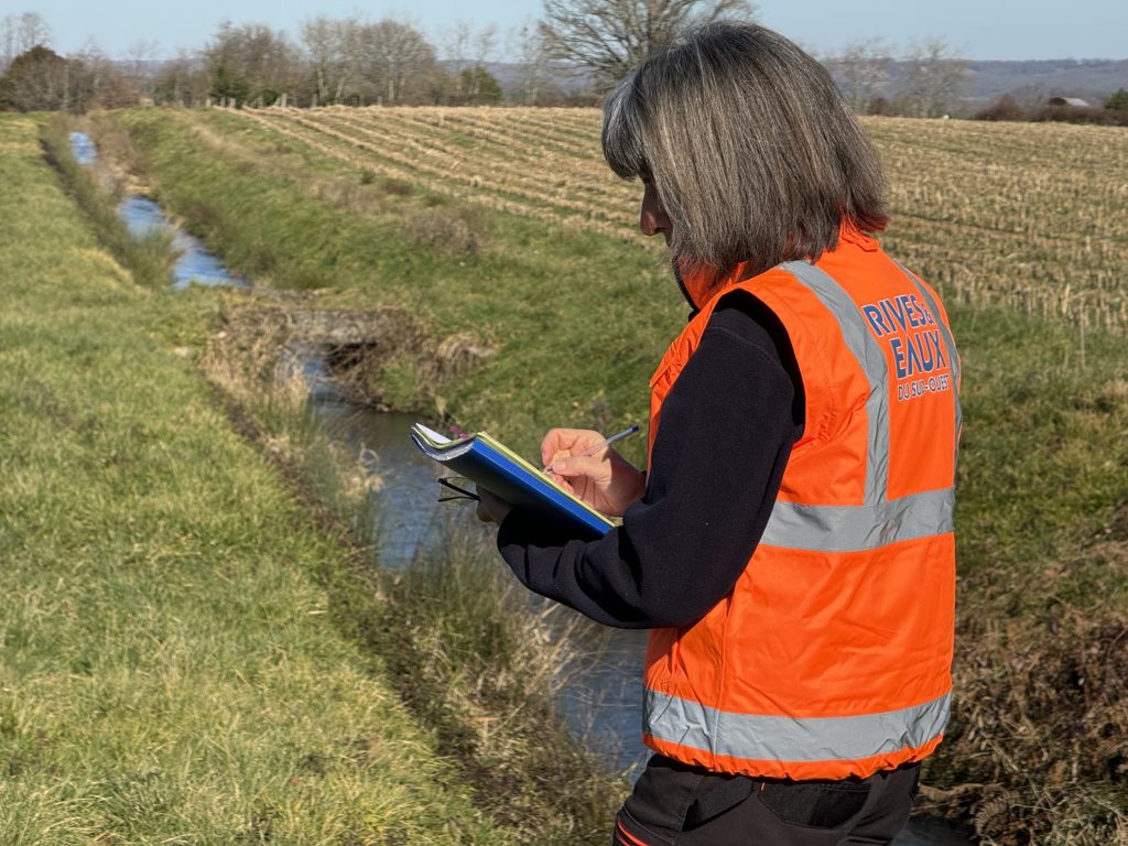 Photo de la cheffe de projet de Rives & Eaux du Sud-Ouest qui constate la fin des travaux de sécurisation du Canal de Monlaur, qui fait parti du système Neste, géré dans le cadre d'une concession d'état par Rives & Eaux du Sud-Ouest