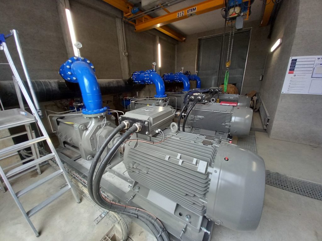 Photo des nouvelles pompes suite aux travaux de modernisation de la station de pompage de Masseube-Labarthe, gérée par Rives & Eaux du Sud-Ouest