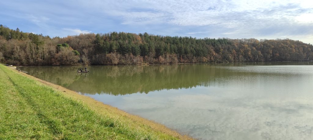 Photo du lac de Miélan, géré par Rives & Eaux du Sud-Ouest dans le cadre d'une concession d'Etat.