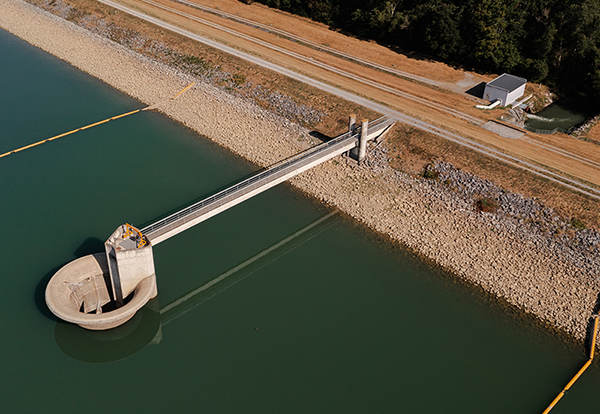 Cette photo montre un grand ouvrage hydraulique. Grâce à la modernisation de ce barrage, il est désormais possible de produire de l'hydroélectricité afin de valoriser le potentiel énergétique de cette retenue d'eau - Bureau d'étude hydraulique Rives & Eaux du Sud-Ouest