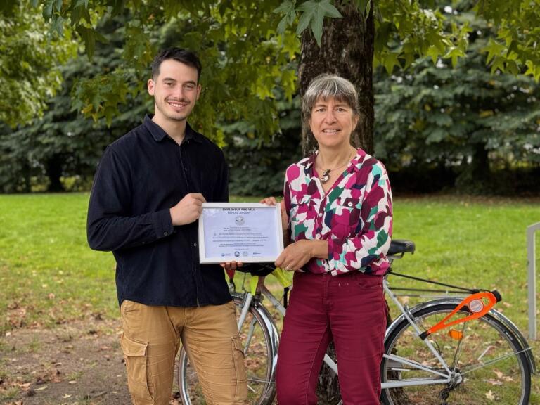 Photo des référents vélos chez Rives & Eaux du Sud-Ouest qui tiennent entre leurs mains la certification obtenue "Employeur Pro-Vélo - niveau argent"
