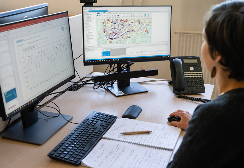 Ingénieur du bureau d’étude et d’ingénierie de Rives & Eaux du Sud-Ouest réalisant une étude hydraulique dans son bureau.