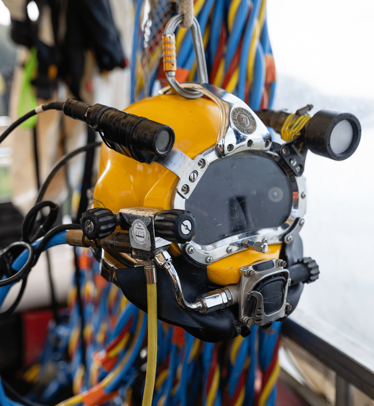Le casque de plongeur qui se trouve sur le bateau avant l'opération subaquatique. Rives & Eaux du Sud-Ouest