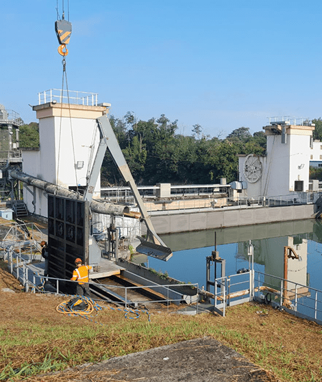 L'équipe de plongeurs réalise une intervention sur un grand ouvrage hydraulique.