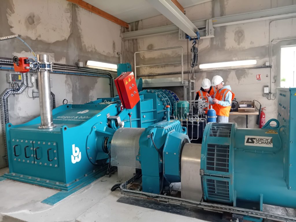 Visite de la centrale hydroélectrique du barrage de Puydarrieux, gérée par Rives & Eaux du Sud-Ouest, pour les étudiants en 3ème année du BUT MT2E de l'UPPA à l'occasion de la 3ème journée de l'hydroélectricité