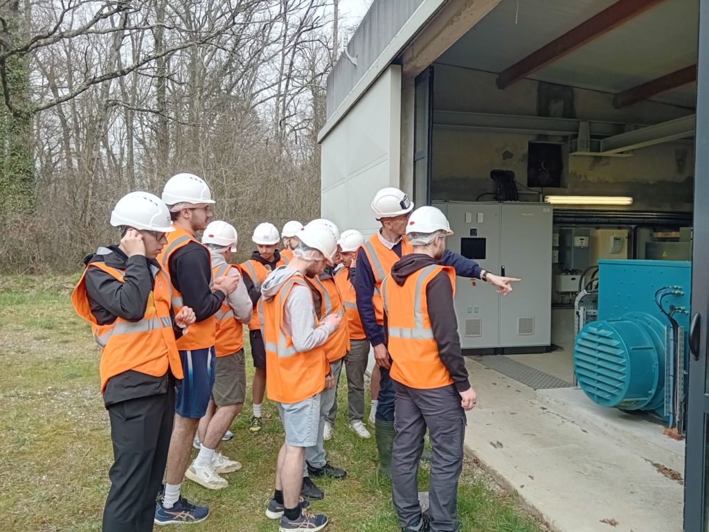 Visite de la centrale hydroélectrique du barrage de Puydarrieux, gérée par Rives & Eaux du Sud-Ouest, pour les étudiants en 3ème année du BUT MT2E de l'UPPA à l'occasion de la 3ème journée de l'hydroélectricité