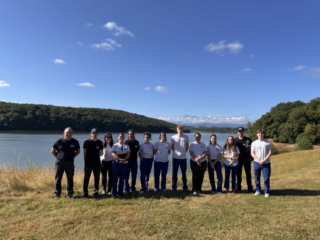 Photo de groupe des 12 Surveillants de rivières en contrat saisonnier chez Rives & Eaux du Sud-Ouest