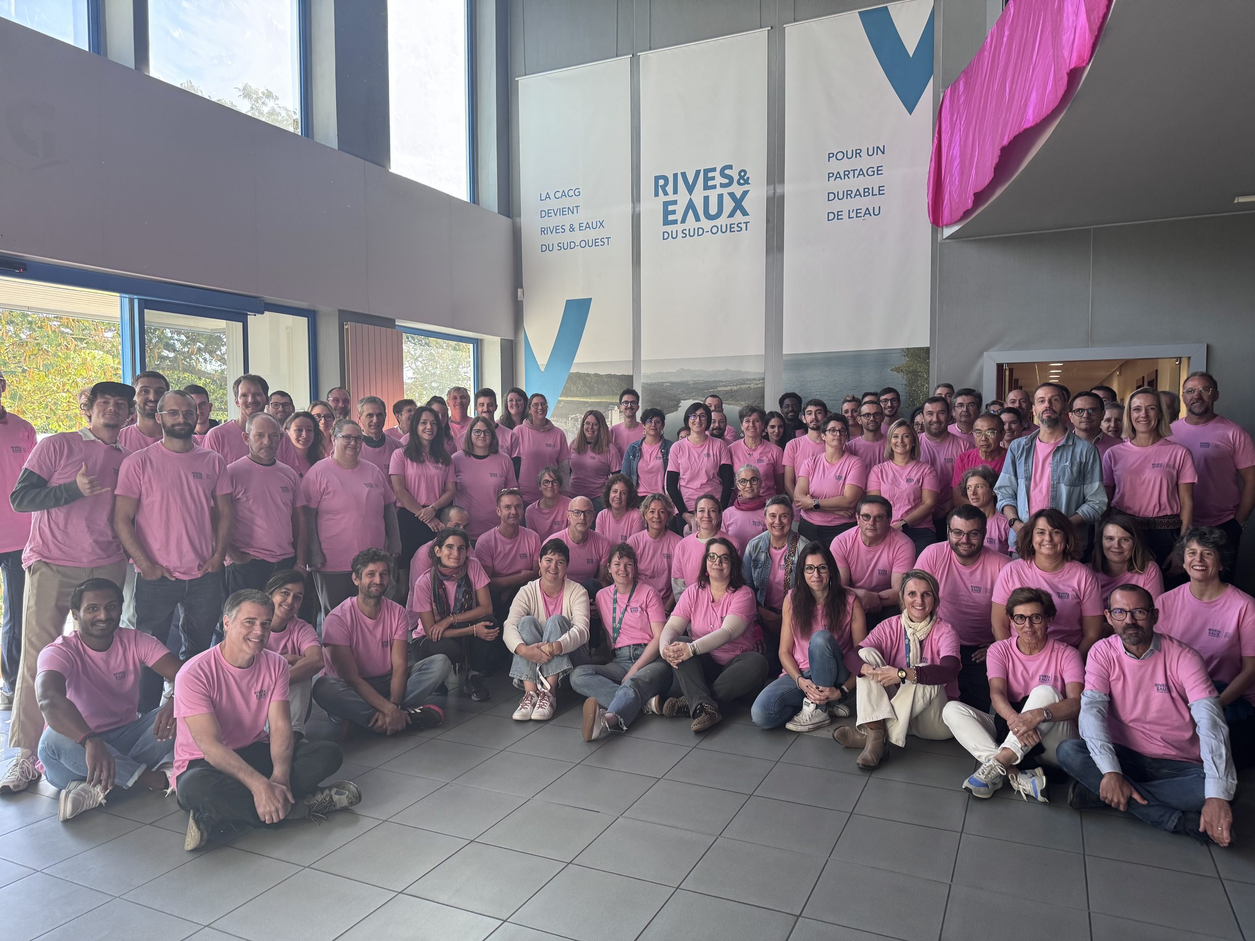 Les collaborateurs de Rives & Eaux en rose dans le cadre de Octobre rose